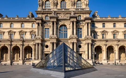 Visitant utilitzant una audioguia en una entrada autoguiada al Museu del Louvre amb horari reservat