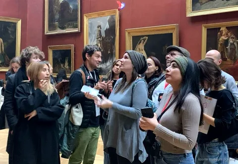 Piccolo gruppo di sei ospiti in un tour guidato del Louvre vicino alla Venere di Milo