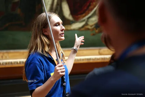 Guide fører en mindre gruppe forbi Louvre-mesterværker inklusive Mona Lisa