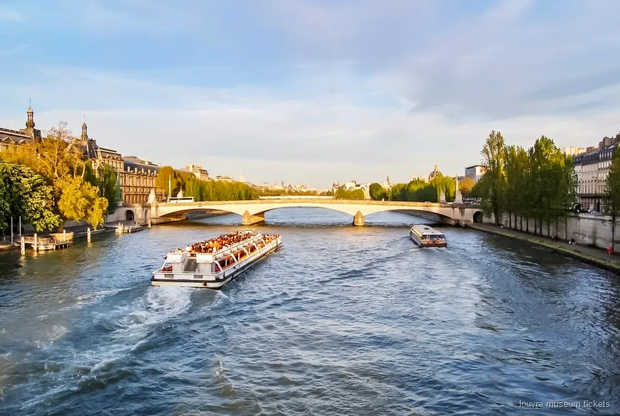 Vaixell de creuer pel Sena passant per llocs emblemàtics de París, inclòs en el combinat del Museu del Louvre