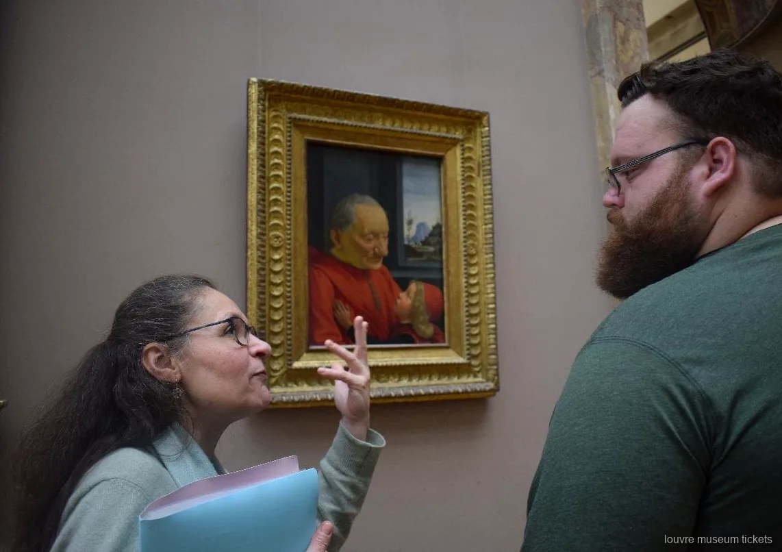 Rehberin yaşlı adam ve çocuk konulu Rönesans portresini anlattığı an, Louvre Müzesi biletleri ile tur