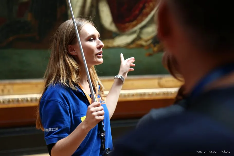 Rehberin Mona Lisa dahil Louvre Müzesi başyapıtları önünden geçirdiği küçük bir grup