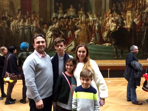 Familie på fem foran Napoleons kroning på en privat tur med billetter til Louvre Museum