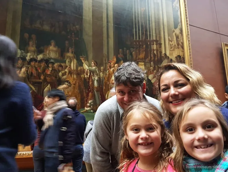 Privater Familientour Guide zeigt Kindern und Eltern Meisterwerke im Louvre