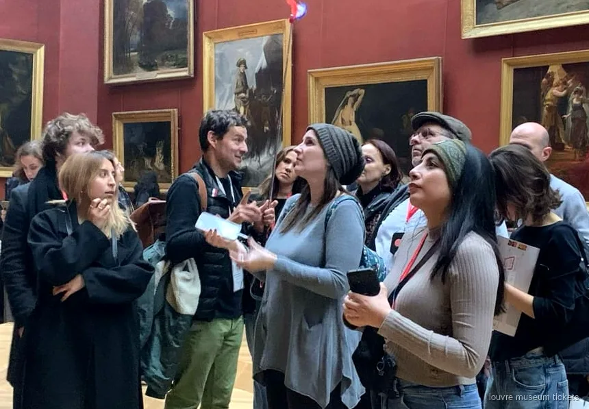 Lille gruppe på seks gæster på en guidet Louvre-tur nær Venus fra Milo