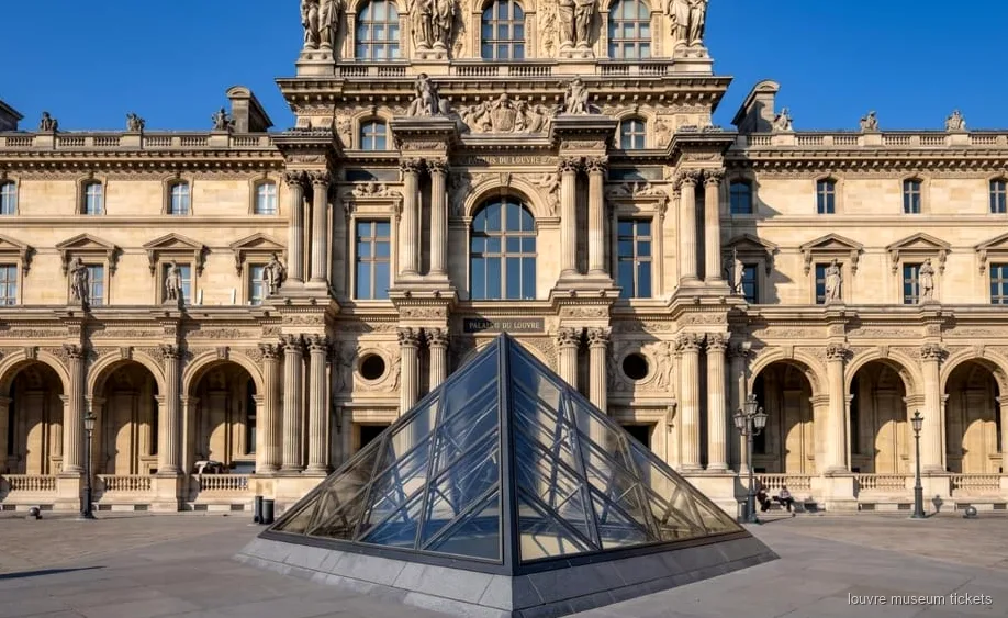 Bezoeker met audiotour tijdens een zelfstandig bezoek aan het Louvre museum met gereserveerde entree
