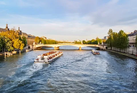 Łódź rejsowa po Sekwanie mijająca zabytki Paryża, w zestawie z biletem na Luwr
