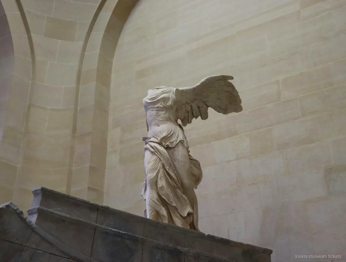 A Vitória de Samotrácia sobre a sua base de pedra em forma de proa, uma paragem da visita com bilhetes Museu do Louvre