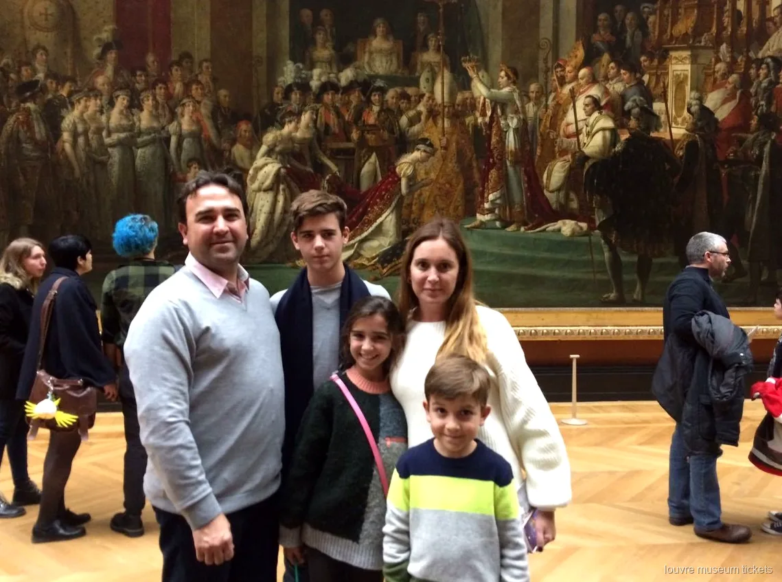 Família de cinco a posar diante da Coroação de Napoleão num tour privado com bilhetes para o Museu do Louvre