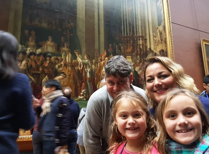 Guía de tour privado en familia mostrando obras maestras del Museo del Louvre a niños y padres