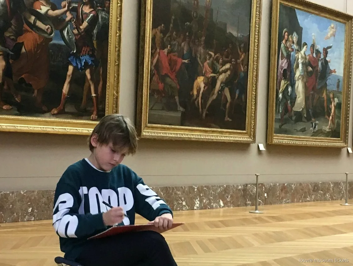 Niño dibujando frente a cuadros con marcos dorados en un tour privado con entradas al Museo del Louvre
