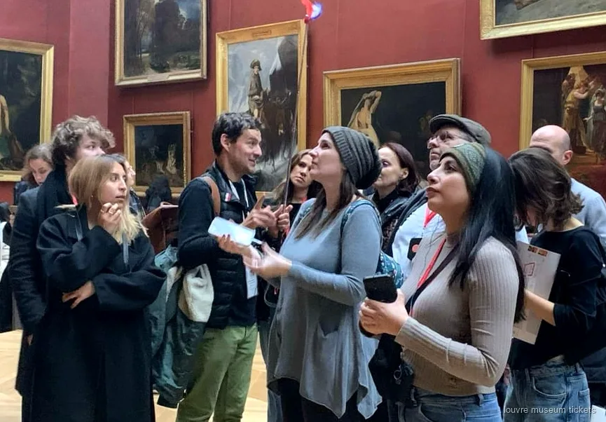 Grupo reducido de seis personas en un tour guiado por el Museo del Louvre cerca de la Venus de Milo