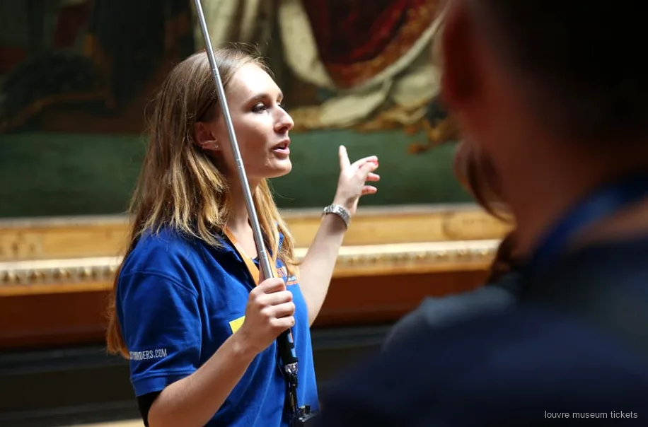 Guia a conduzir um pequeno grupo pelas obras-primas do Museu do Louvre, incluindo a Mona Lisa