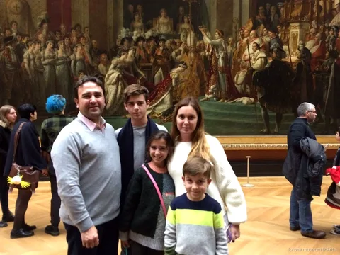 Família de cinc davant de La coronació de Napoleó en una visita privada amb entrades al Museu del Louvre