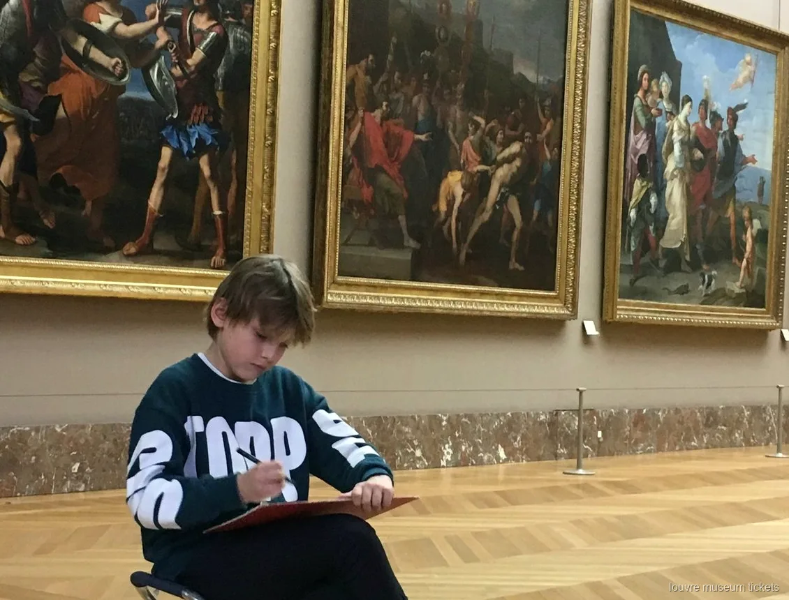 Bambino che disegna davanti a dipinti con cornici dorate, tour privato con biglietti per il Museo del Louvre