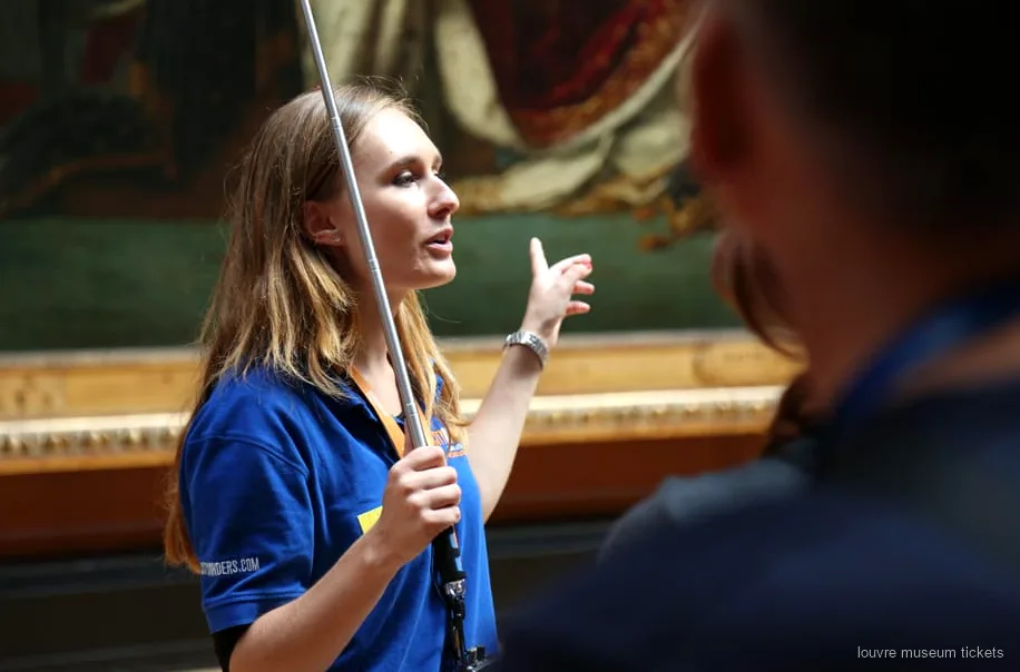 Guide menant un petit groupe devant les chefs-d'œuvre du musée du Louvre, dont la Joconde