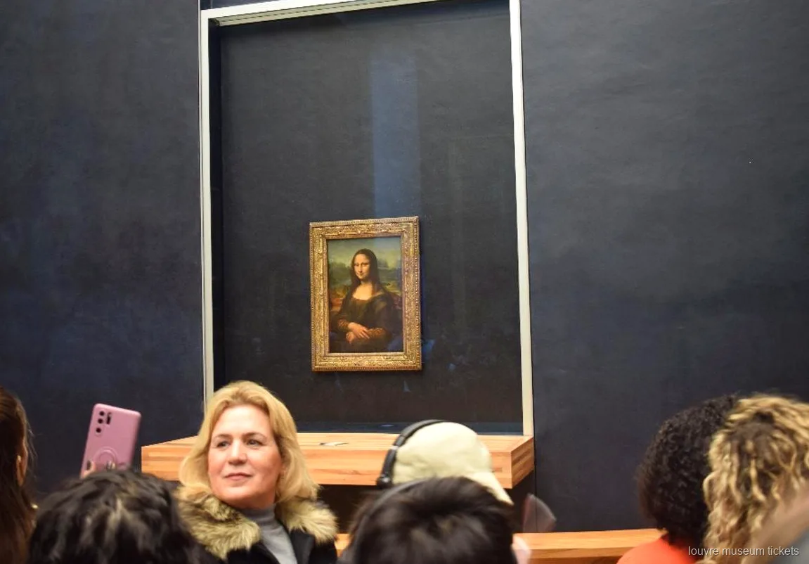 Visiteurs devant la Joconde derrière sa vitre sur le mur sombre de la salle, temps fort avec billets musée du Louvre