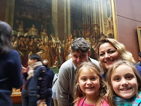 Guide de visite privée en famille montrant des chefs-d'œuvre du musée du Louvre à des enfants et des parents