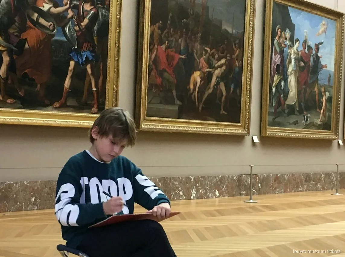 Garçon dessinant devant des tableaux aux cadres dorés lors d'une visite privée avec billets du musée du Louvre